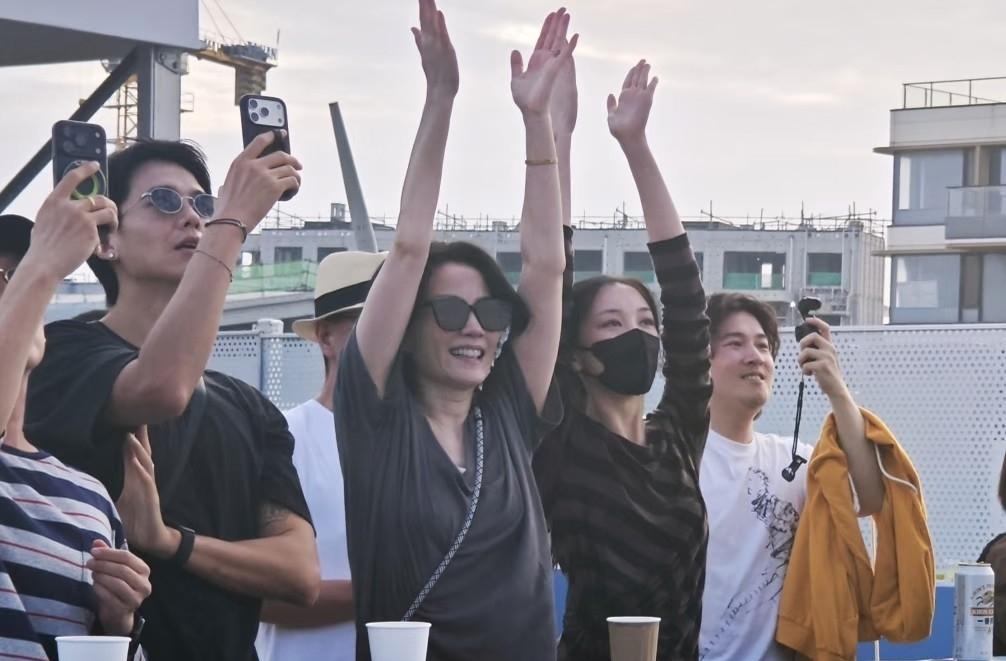 王菲母女三人同玩
太幸福了
不得不佩服

2026年8月29日，王菲、李嫣、窦靖