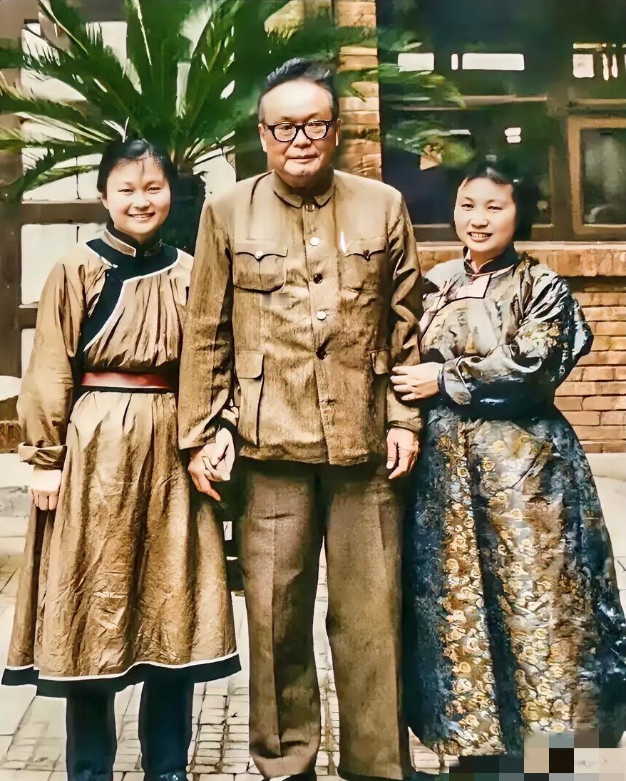 1975年，乌兰夫与“草原英雄小姐妹”龙梅、玉荣的合影。1964年2月，11岁的