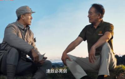 李幼斌隔空对话李云龙，一句台词让人瞬间破防！

“逢敌必亮剑！”

这不仅仅是一