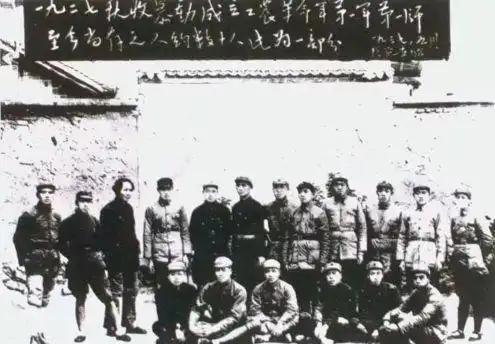 毛主席什么时候，因什么原因穿上红军军装的？估计很多人不知道。
       毛主