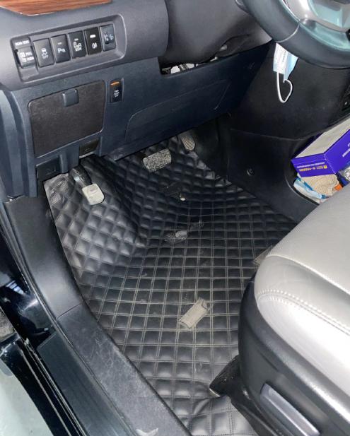 买车的时候，听从朋友的建议，去买了一个全包围的脚垫。我发现一点都不实用，价格贵不