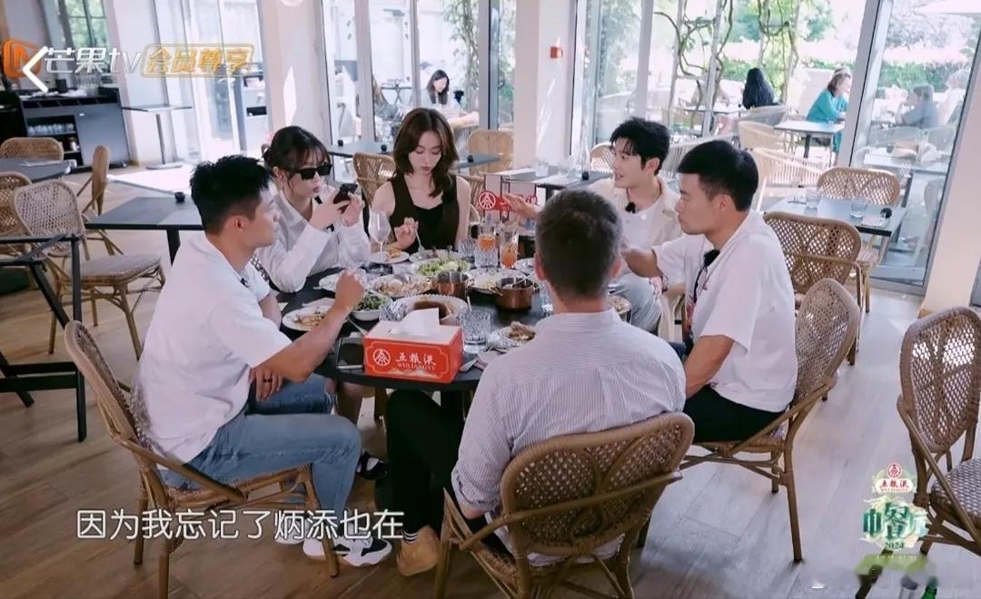 虞书欣中餐厅吃饭为什么要戴墨镜啊？离大谱 ​​​