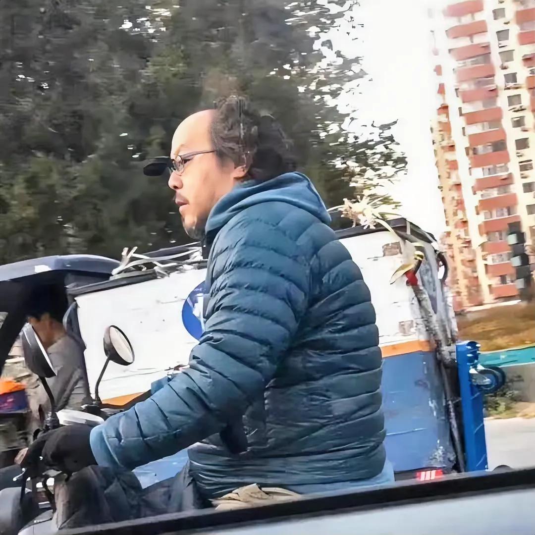 天气突然变冷了，眼前的窦唯也秃然地穿上了面包服，生活给了他非凡的灵魂，而他却用来