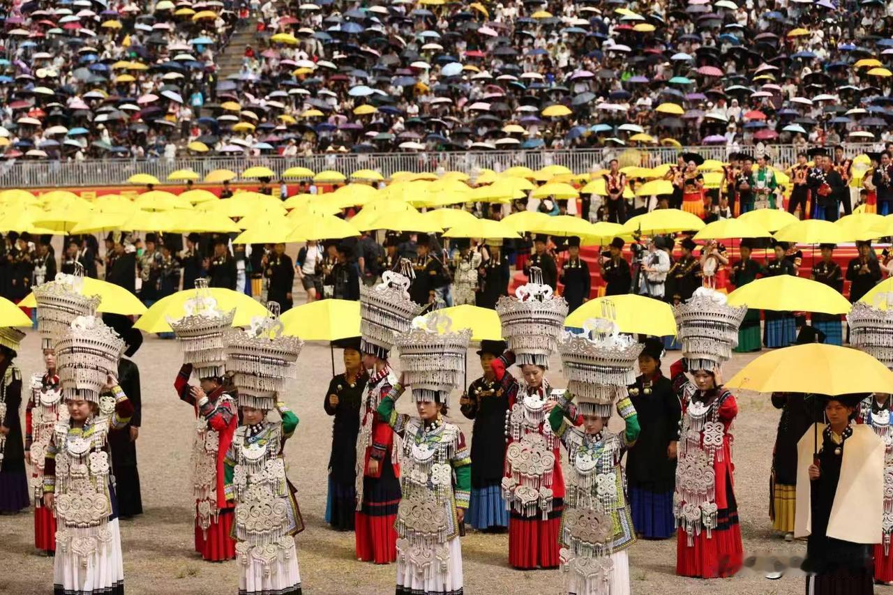大凉山火把节 19 日在普格拉开帷幕，摄影之都火把节采风团队友现场直击。
摄影原