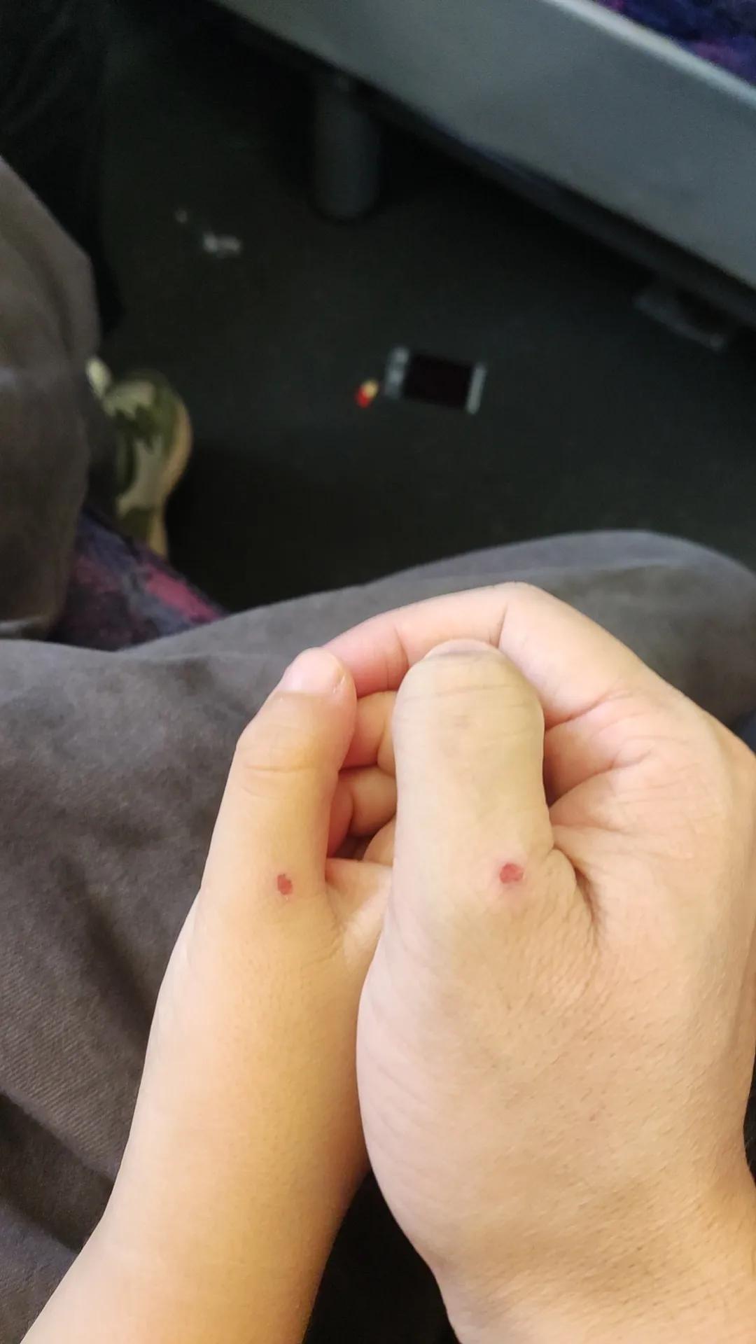 突然想起小时候爸爸妈妈去南方打工，那时候还很少有电话，妈妈给家里写信，爷爷奶奶不
