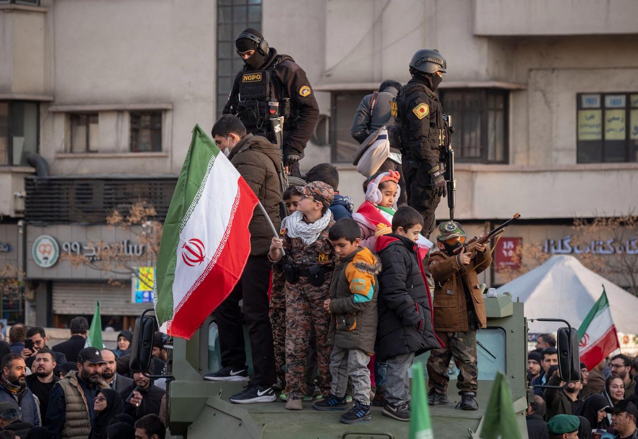 【让美国来分享资源矿产蛋糕，伊朗人终于开窍了】伊美17号大年初一重启会谈，部长阿