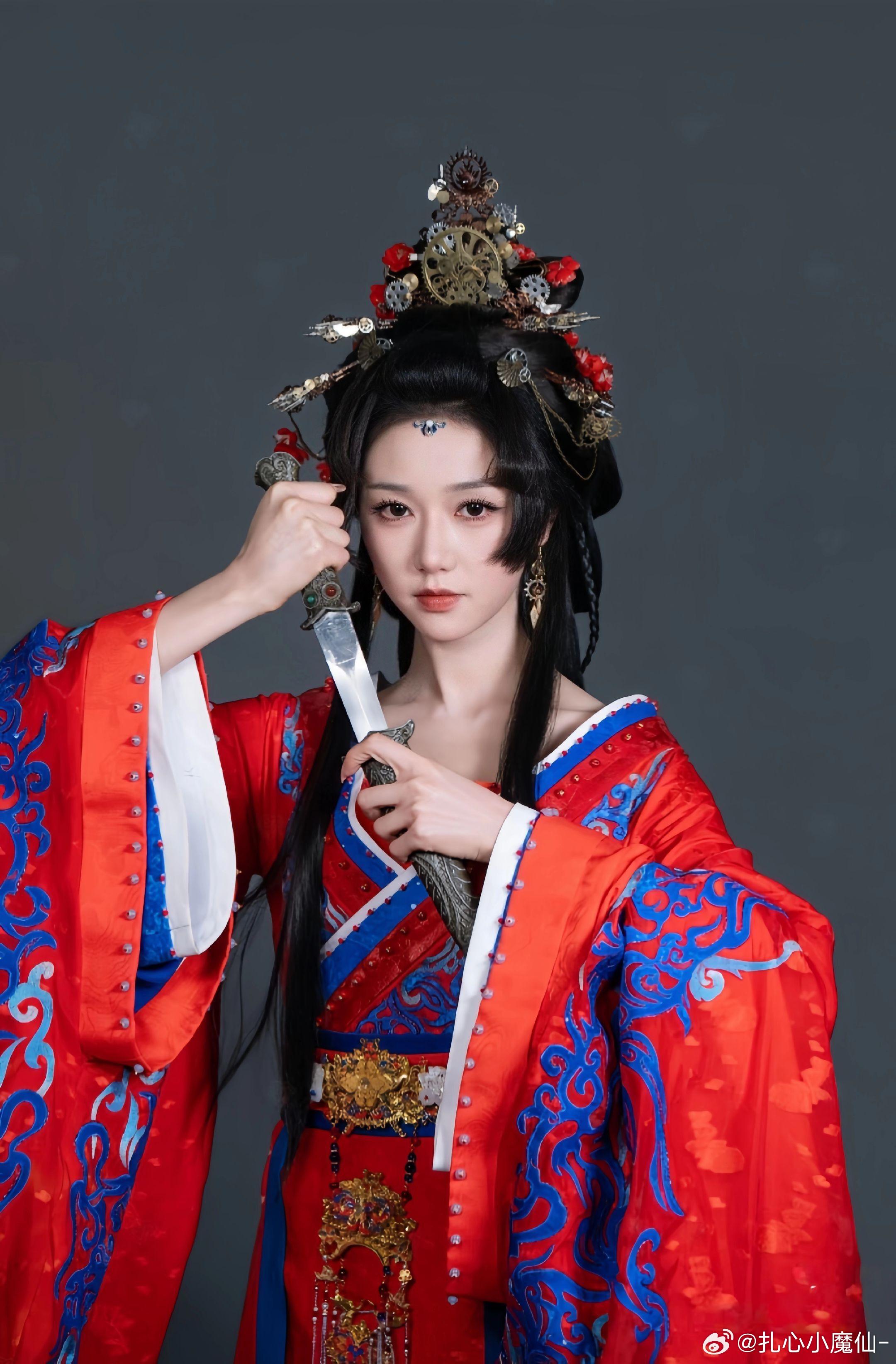 岳雨婷《万渣朝凰》，短剧造型鞠婧祎的万花世界还没拍，短剧先拍上了 