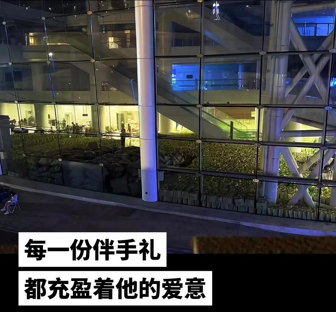 侯明昊的伴手礼这是有多少！快塞满了，挺壮观。拥有专业的巡演主创团队，逆应援，又舍