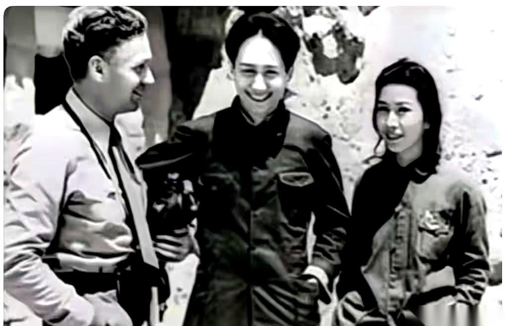 他双手往腰上一叉，笑了。
她呢，有样学样，也把一只手往腰上那么一放。
就这么一个