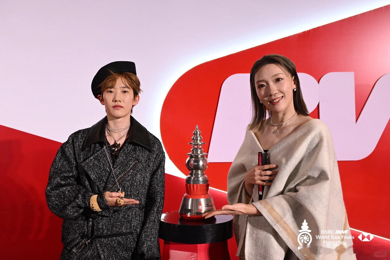 明星惊喜礼上加礼 2025年世界羽联年终总决赛晚宴上，国羽队员们的造型成为焦点—