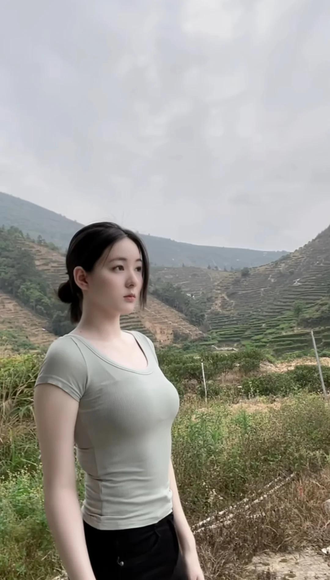 山野间的温柔呼吸｜被这片梯田治愈的瞬间
站在茶山前，风里都是清新的草木香～浅灰短