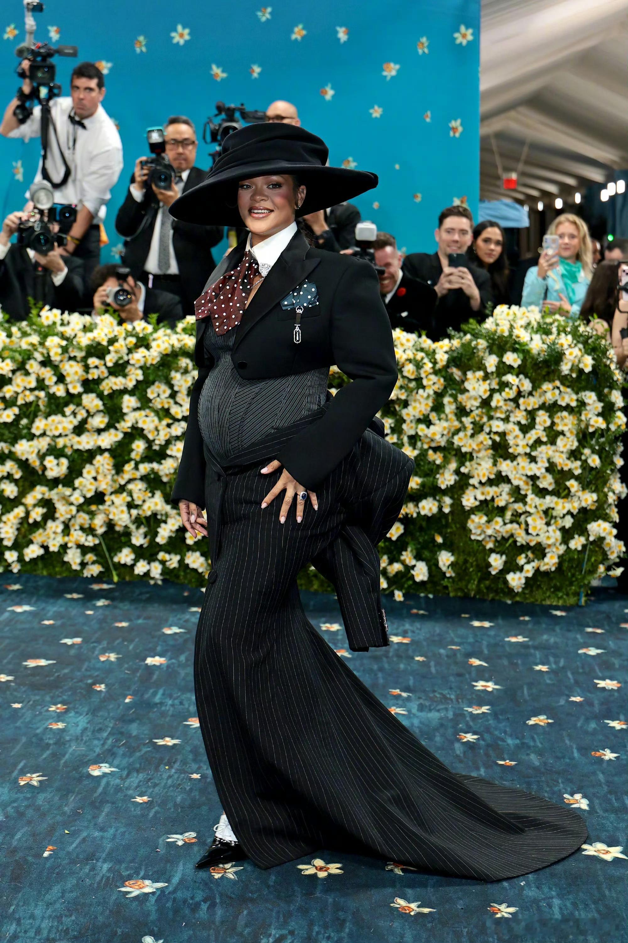 Rihanna 身穿 Marc Jacobs 特别定制礼服亮相 Met Gala