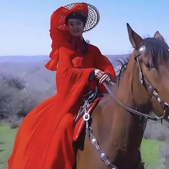 贺娇龙原籍四川，父母是早期援疆人，作为援二代她生在新疆，成为了新疆的女儿，最终也