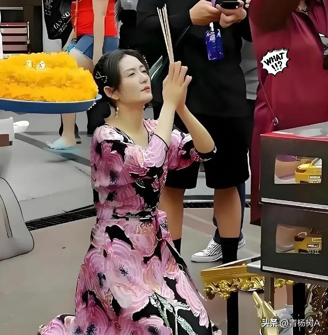 看看现在拼命开演唱会的谢娜，终于知道她当年千里迢迢跑去泰国寺庙祈求什么了。

名