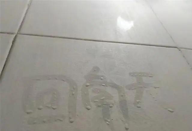 这几天两广一带已经开始经历了回南天了
在我们老家小时候4月份也是多会经历几天，但