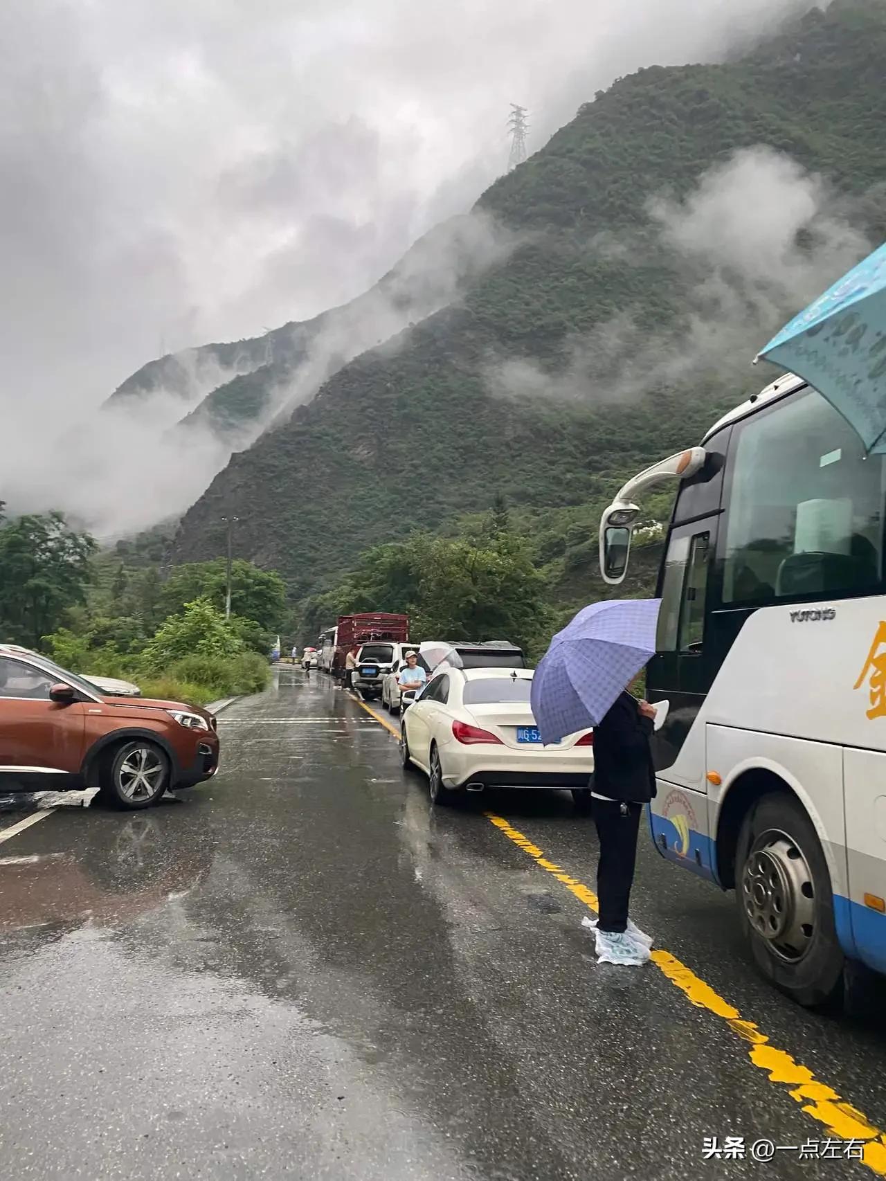 甘肃渭源双石门景区突发山洪，导致上千游客滞留，更是出现了伤亡事件！

难道景区就
