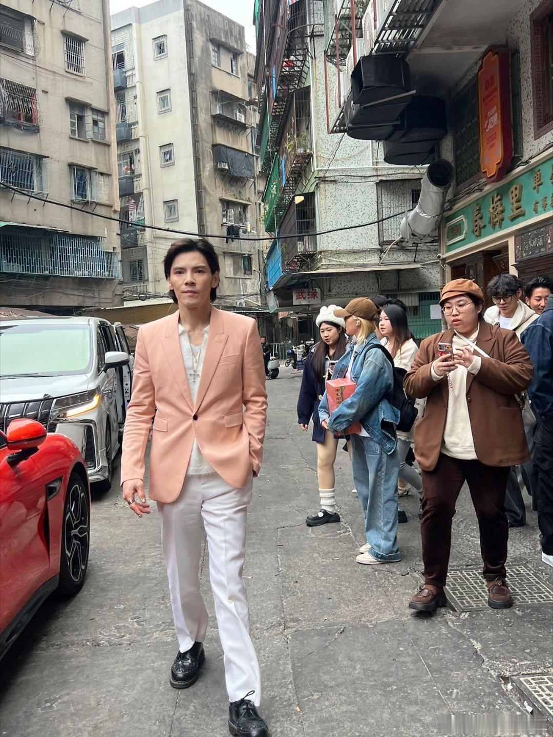 向佐终于迎来自己的回旋镖谁能想到向佐的“最佳赏味期”是抱着剧本来的？梗归梗，拳拳