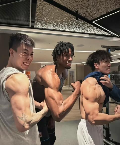 怀特塞德事件后，上海男篮各球员现状。

王哲林
近期接受采访，表示自己年轻时错过