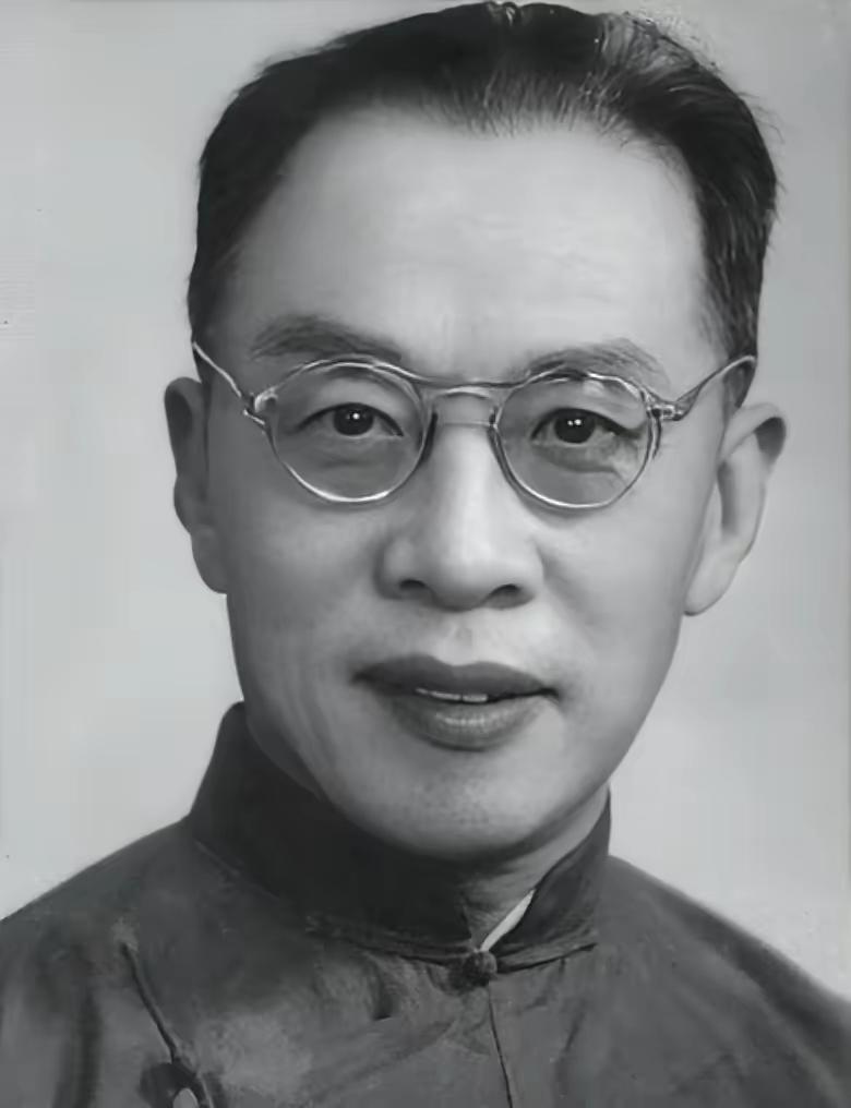 日本投降没几天，钱穆就赶紧发文提醒蒋介石不要定都南京，否则迟早会丢了江山。结果，