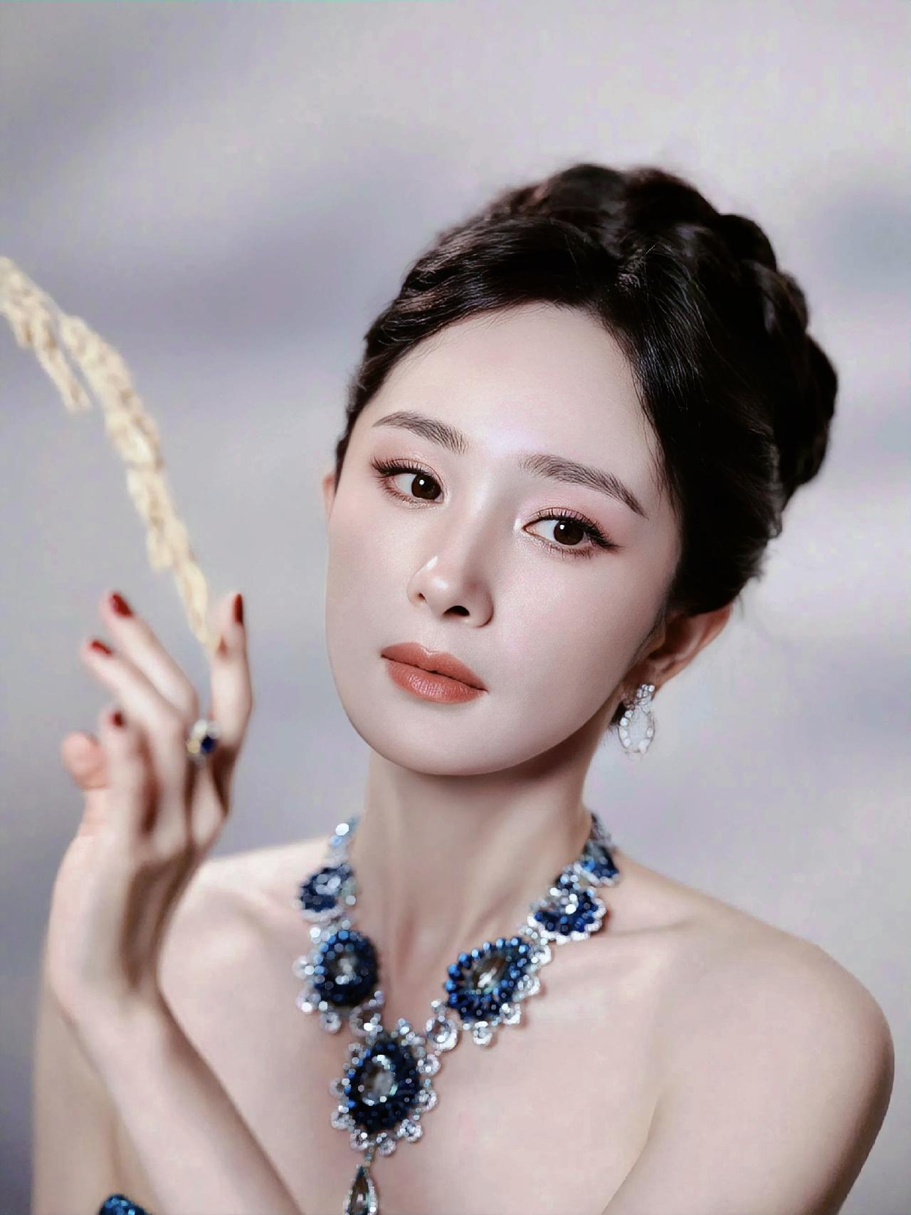 用一句话形容刘亦菲的美天生丽质秀外慧中。