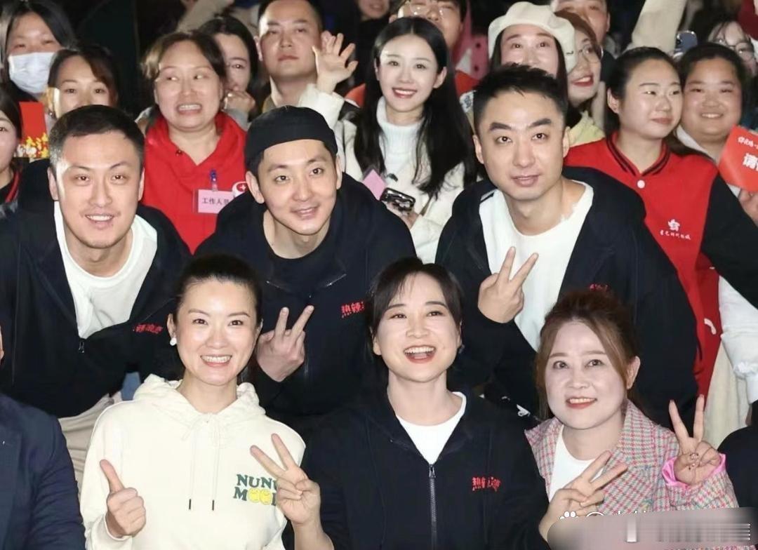 以前的贾玲一眼就认出来了，现在的贾玲得在人群里找半天[允悲] ​​​