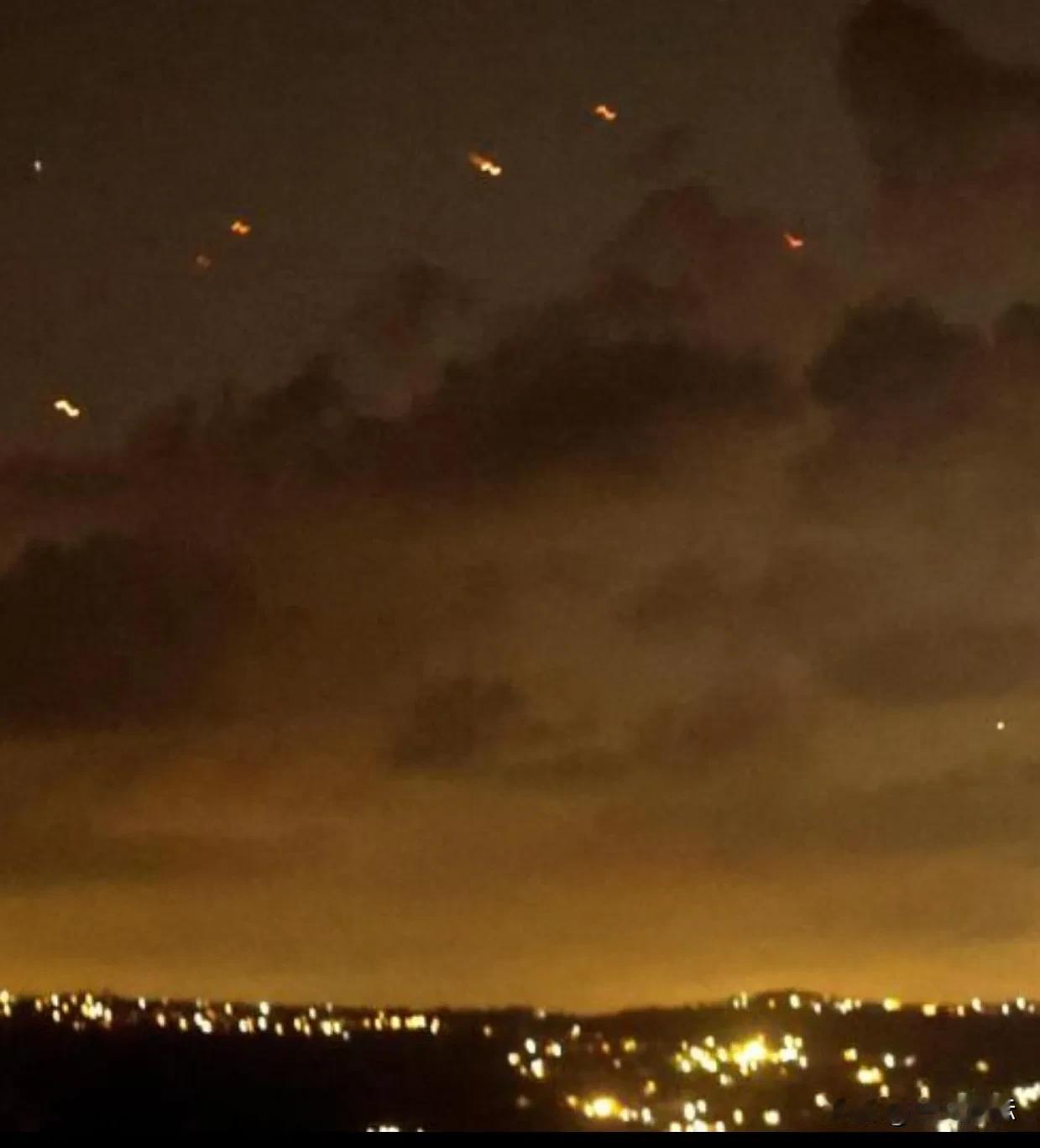 当全世界开始喊伊为伊软的时候，伊用180枚导弹回击世界，特拉维夫夜空烟花缭绕，也