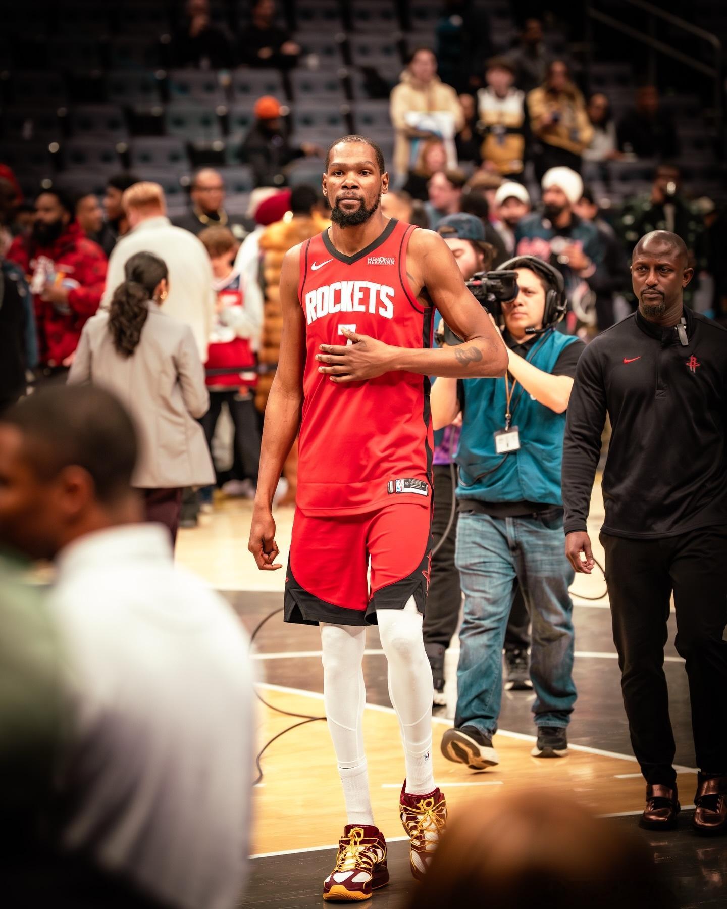 凯文·杜兰特是NBA历史上五位生涯三分命中数、抢断数和盖帽数均达到1000+的球