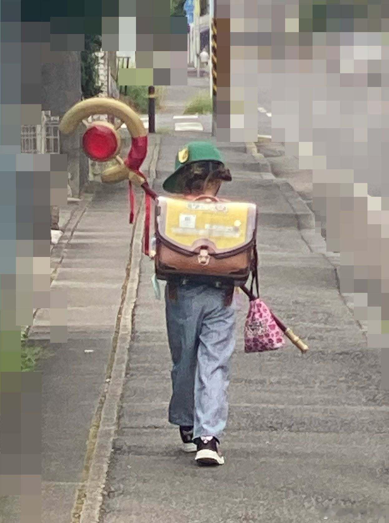 【 一年级的芙莉莲 】妈妈「幸好赶上提交日，在教室施展ゾルトラーク吧」 ​​​