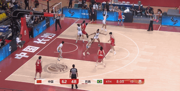 张子宇眼下需要改进的还是在策应掩护方面多提高，当然她的下盘力量需要提高，但是下盘