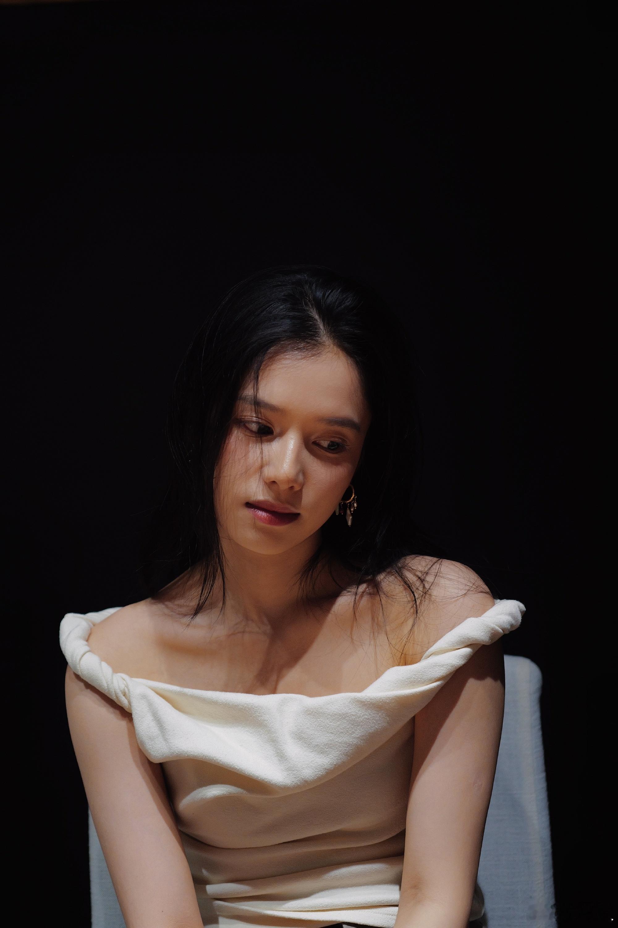 投稿：张婧仪，随便一拍的电影感📸，眼睛里有故事 
