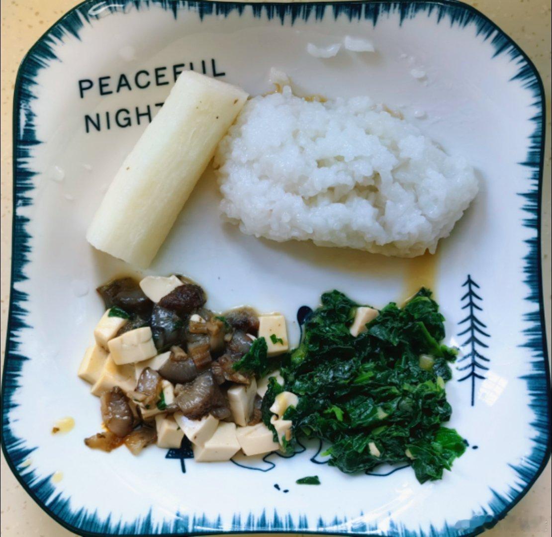 老母亲的午餐：米饭，蒸山药，海参豆腐菠菜嫩叶，就这些饭菜也没吃完，每样都剩一口，