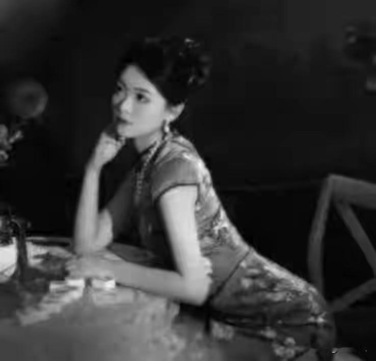 1923年军阀当众把美艳姨太太赏给士兵取乐，她抬头一瞬，全场无人敢动
 
192