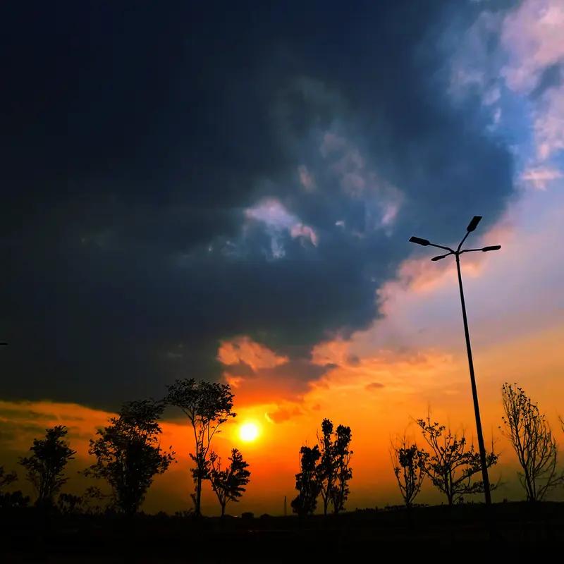 人生处处是艰难，怎么破？
答案只有8个字：
接受它，熬过去，站起来。
所有的难，