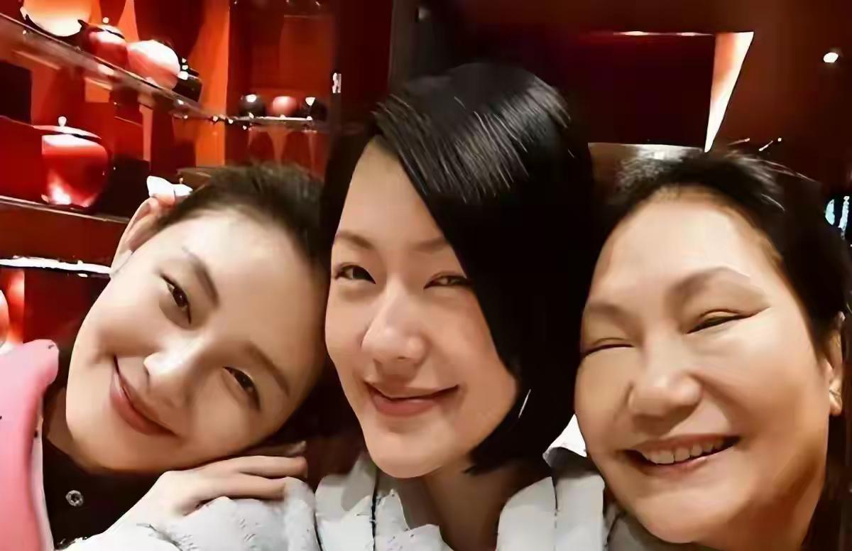 徐妈妈最幸福快乐的日子，就是能和大小S一起参加各种活动了。时光过得很快，曾经美好