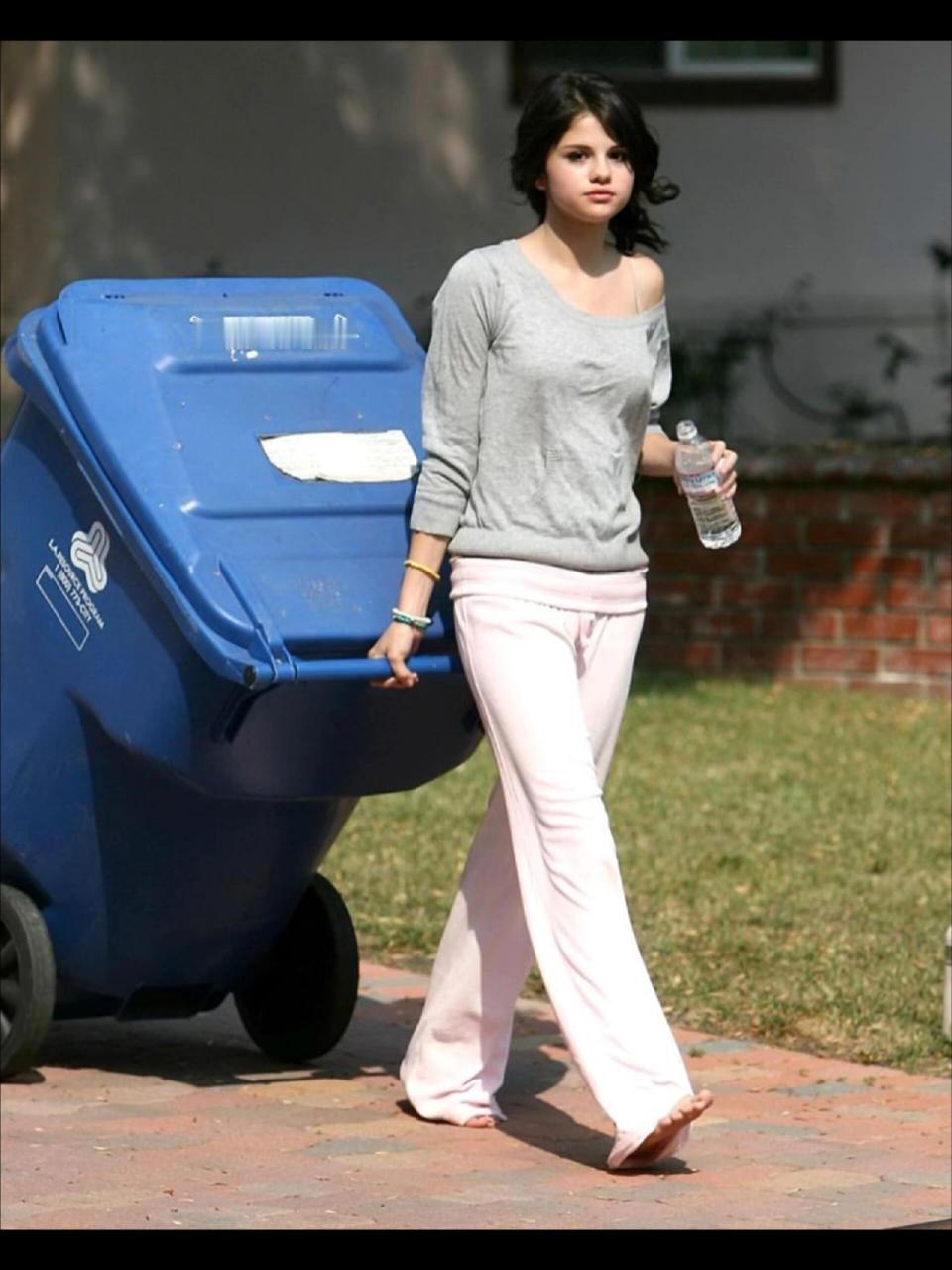 她竟然光着脚！不烫吗？  SelenaGomez 赛琳娜只是拖着垃圾桶随意的路过