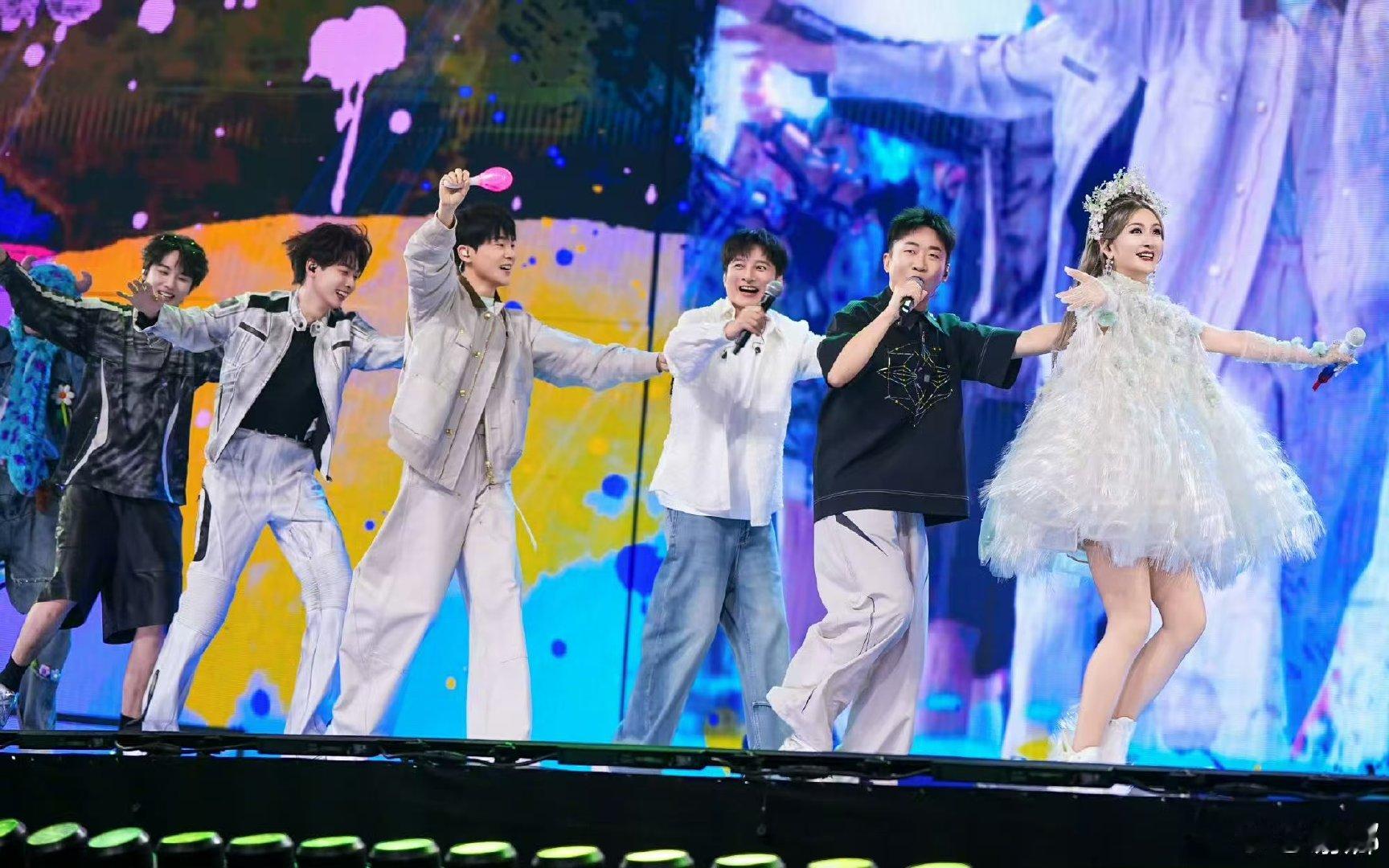 快乐家族为什么不能合体 一边是维嘉海涛刘维台下看演唱会聊得热络，一边是何炅前一天