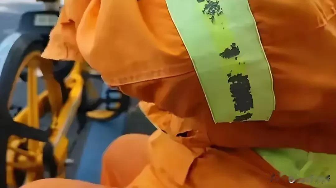 网友投稿：武汉环卫工人，每个月到手1800。
1800，这个数字，很明显年轻人是