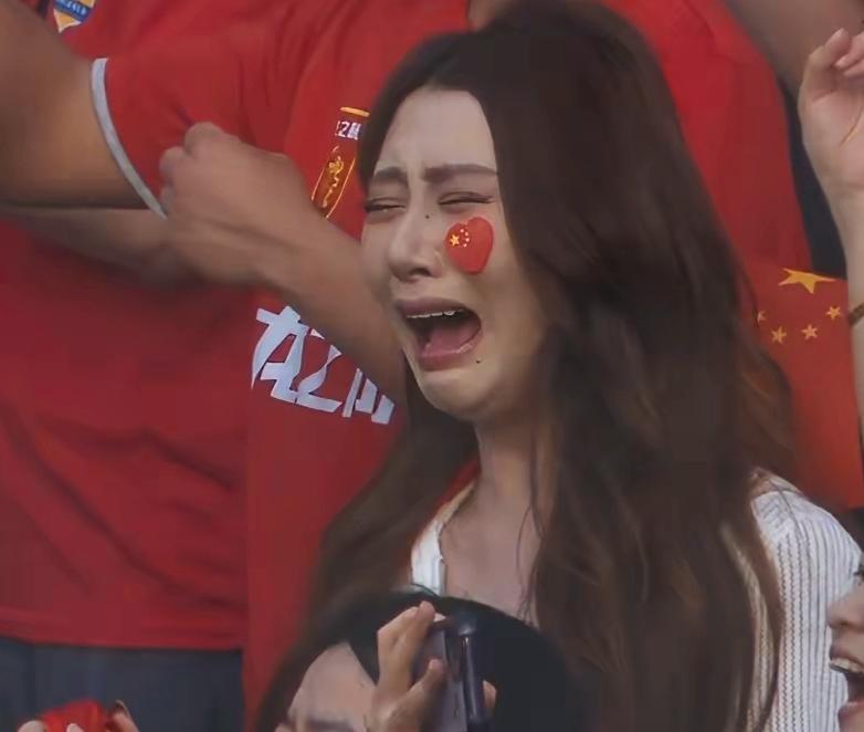这位女球迷的心情如此激动啊！
这就是足球⚽的魅力所在吧！
能让人体验到情绪的真实