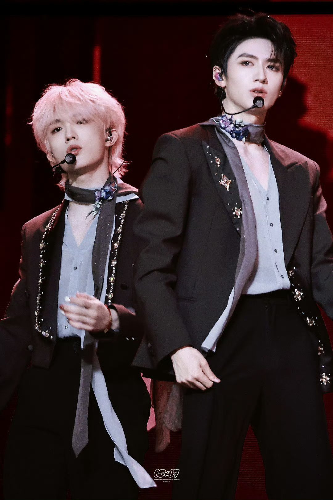 朱志鑫苏新皓罗生门双人舞台朱志鑫苏新皓的《罗生门》舞台是有点东西在身上的！两人的