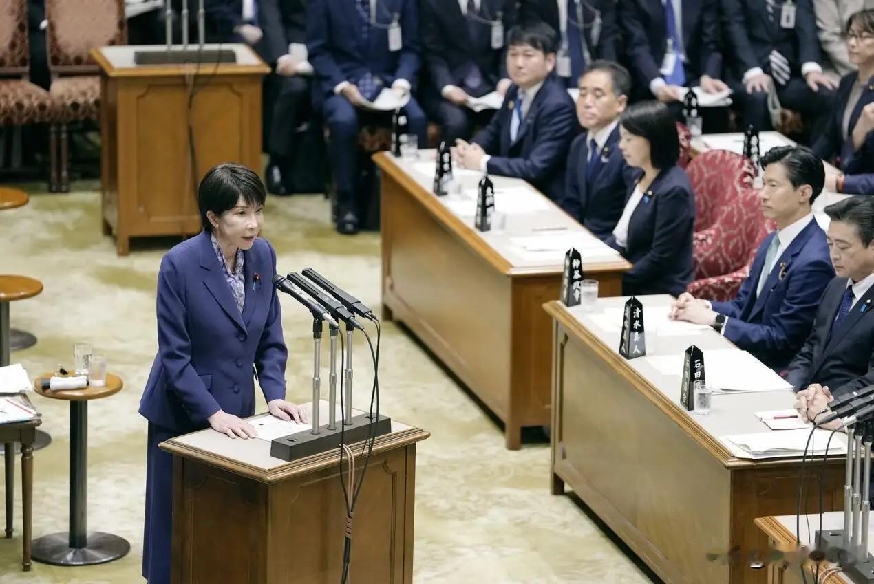 10月16日，高市早苗在国会突然“改口”。
面对在野党的追问，她说自己会继续坚持