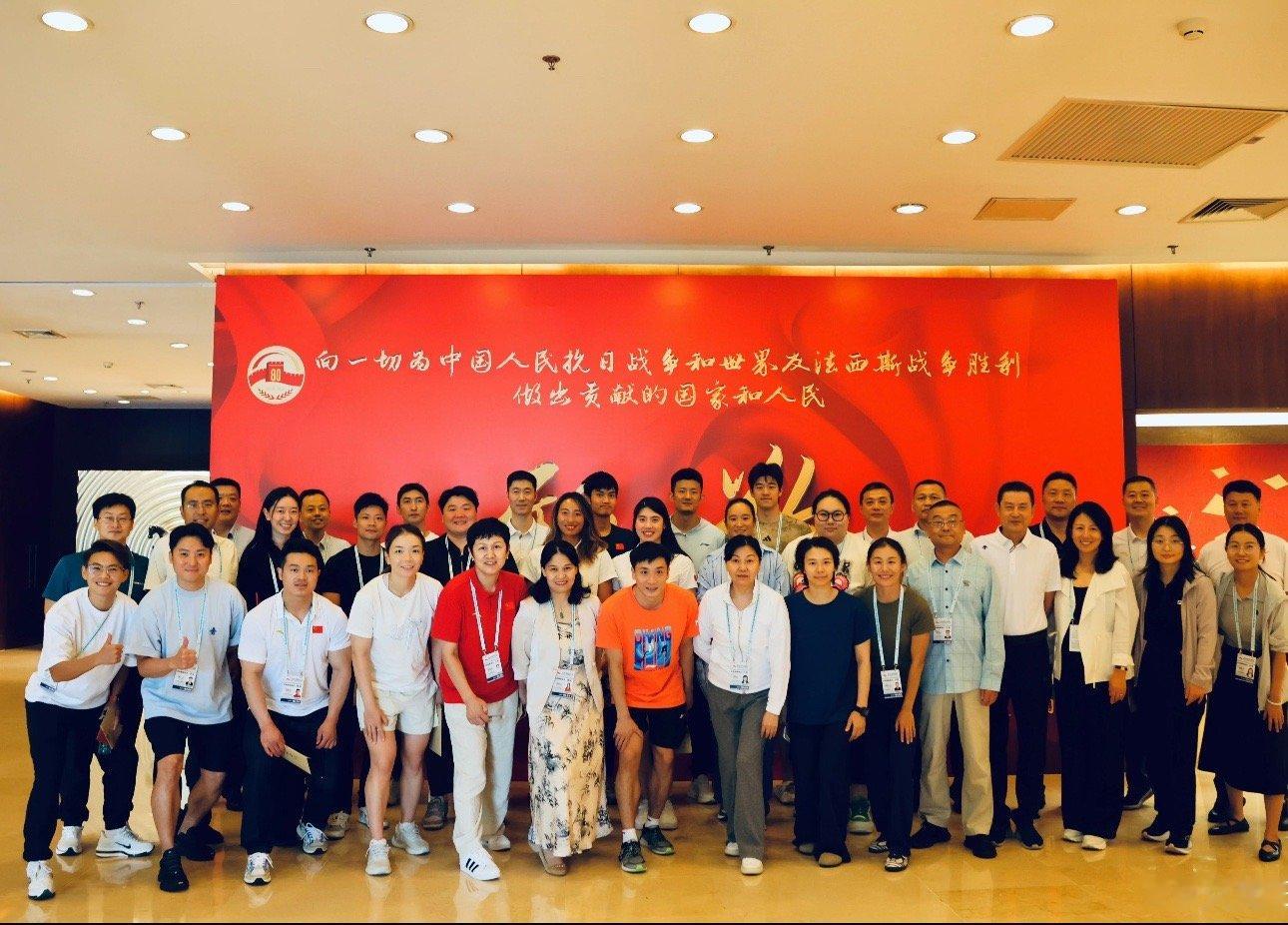 王霜发布的体育界观礼大合影[good]第一排左起（只能说出我认识的[笑cry]评