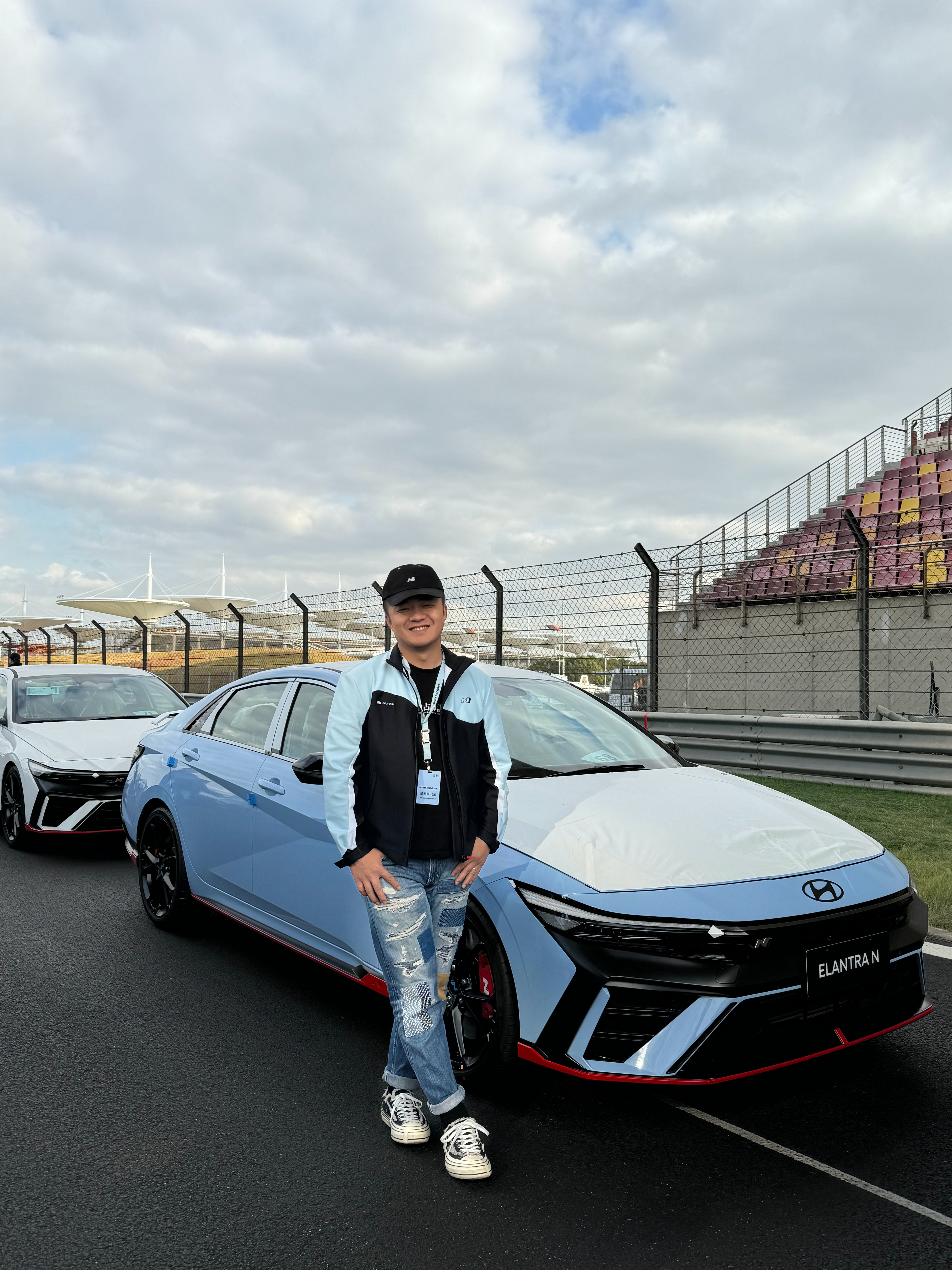 终于看到了我的小蓝……[doge]200台车同时放在上海F1赛车场交车，太有仪式