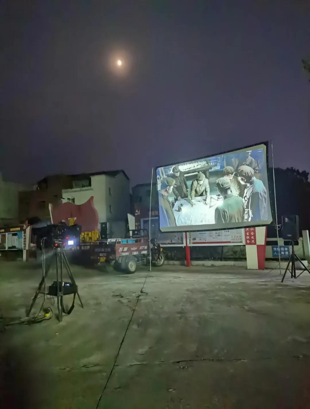 小时候村里放露天电影都是人山人海的，现在电影下乡几乎没人观看了，银幕前空空荡荡，