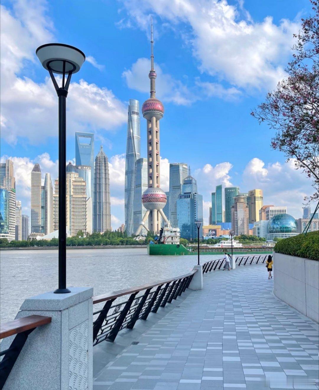 这谁分得清在巴黎还是上海啊  梧桐光影斑驳洒落，法式浪漫建筑与东方摩登高楼撞个满