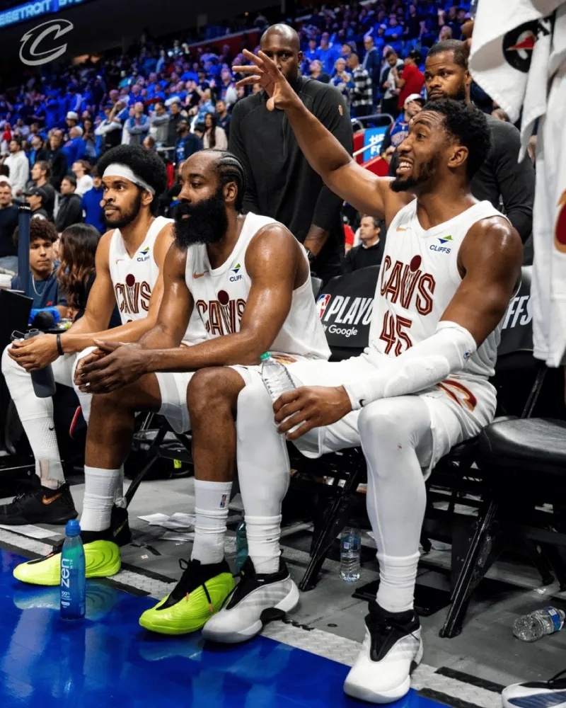 【🔥骑士登顶！哈登&米切尔休息时刻，能量满满🔋】NBA季后赛激战正酣，骑士经
