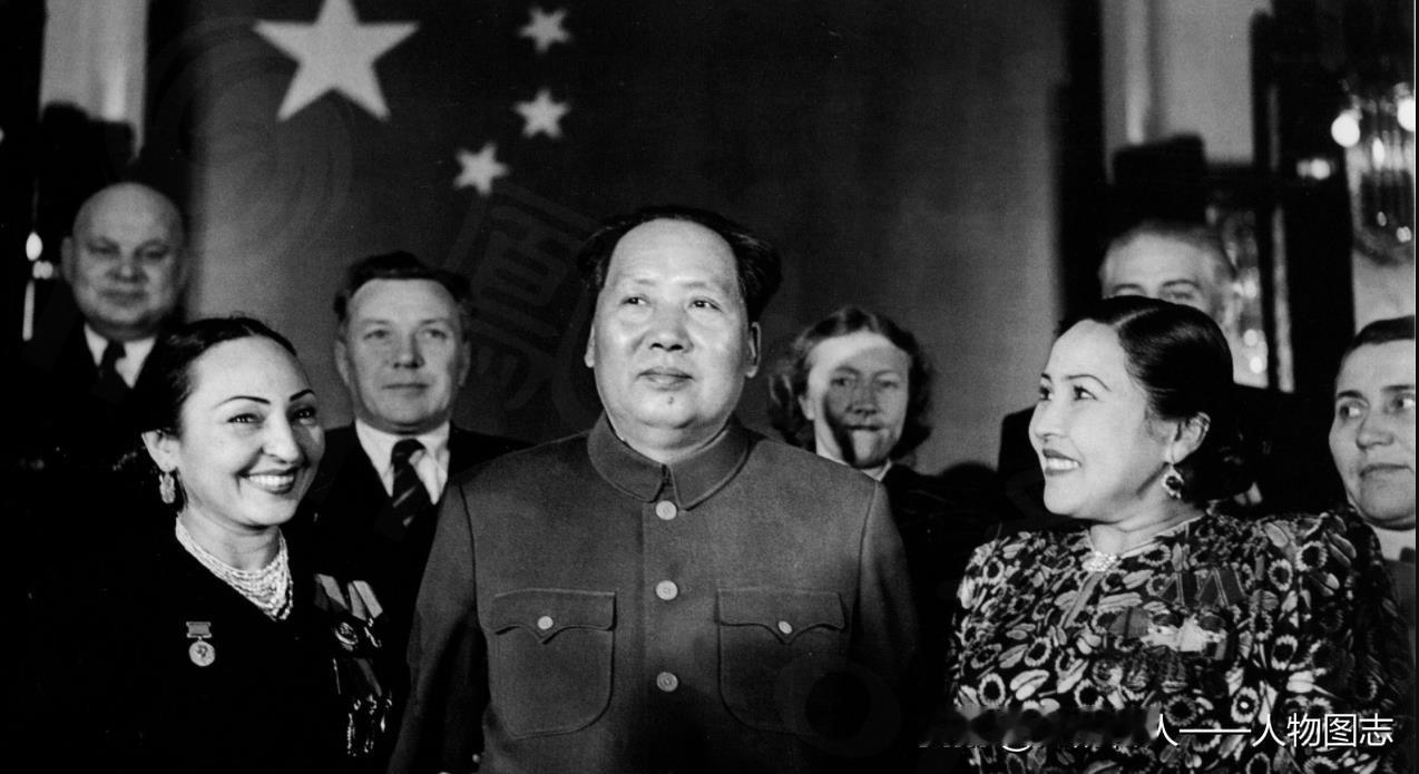 1952年11月6日毛主席接见应邀来我国参加“中苏友好月”的苏联文化工作代表团
