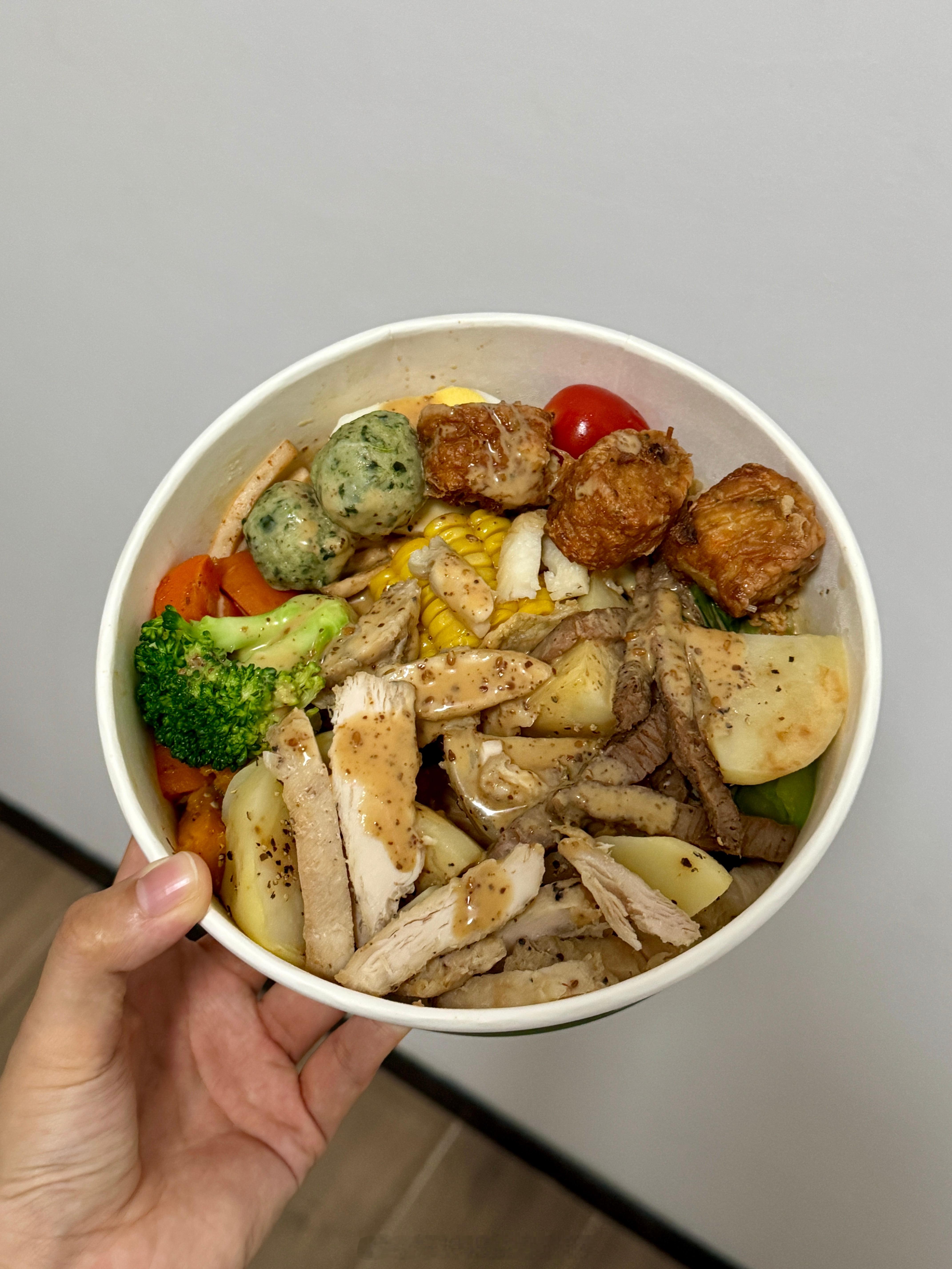 练完肩背腰腹来一碗减脂餐！今天点的牛鸡鱼轻食健康三拼，不知道好不好吃 