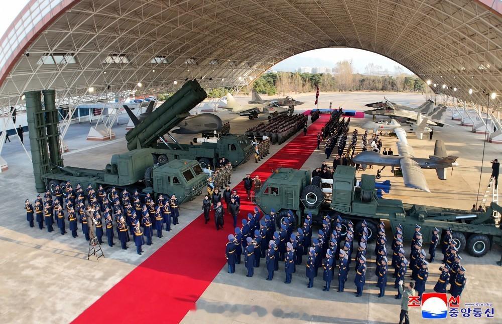 图片 2/5敬爱的金正恩同志出席纪念活动，尊敬的女儿同行【纪念朝鲜人民军空军成立