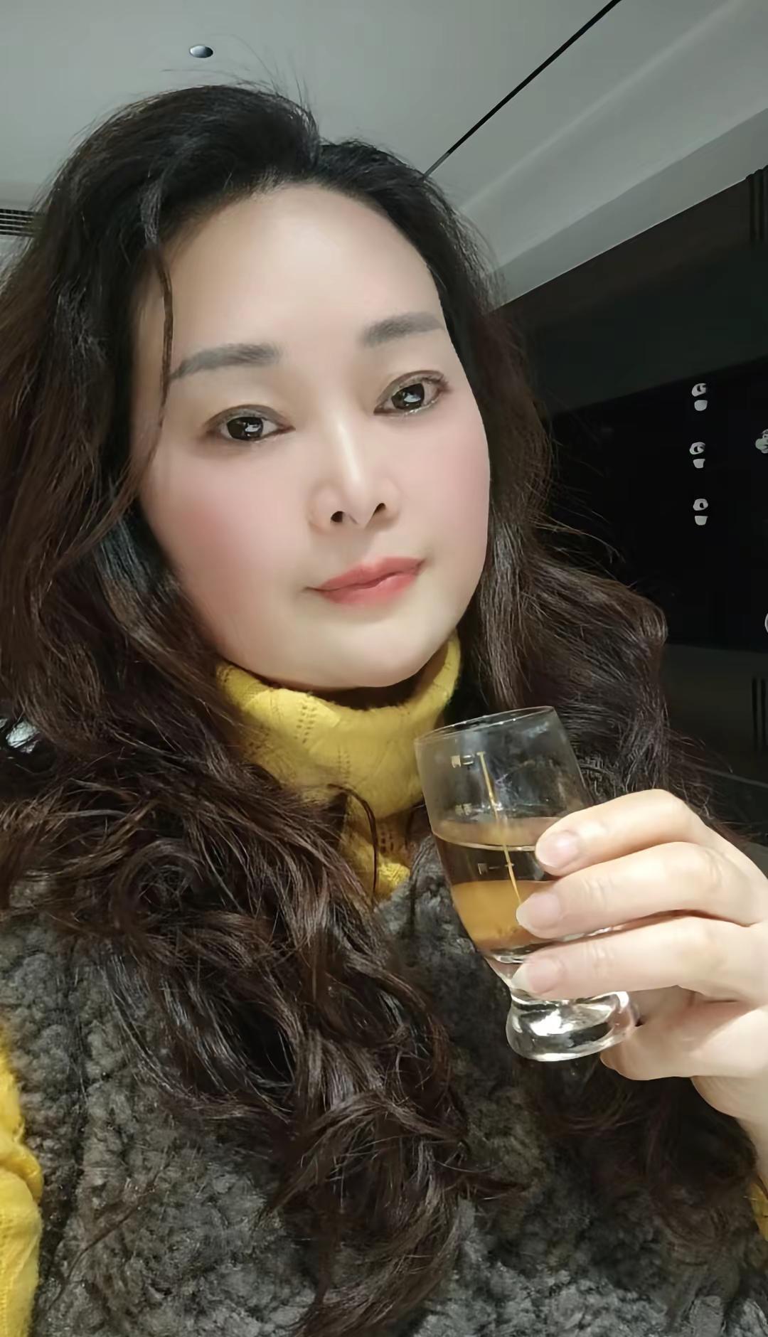 不管是独处的浅酌，还是相聚的狂欢，一杯白酒下肚，都是坦荡荡的快意人生。今朝有酒今