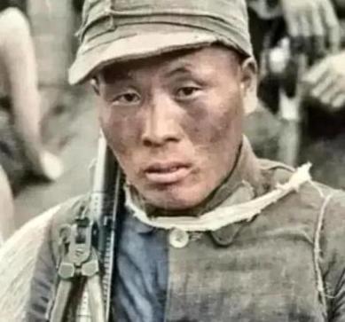 1945年5月，机枪手曾岳峰因负伤与大部队失散，谁料竟撞见百余日军正在休整用餐！